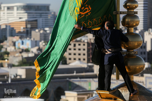 آئین تعویض پرچم گنبد حرم امام رضا(ع)