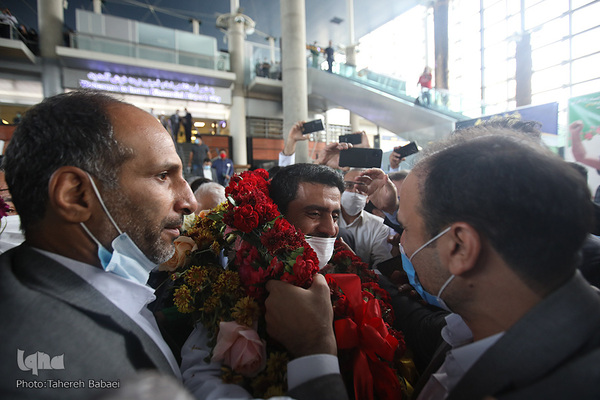 استقبال از جواد فروغی در فرودگاه امام (ره)