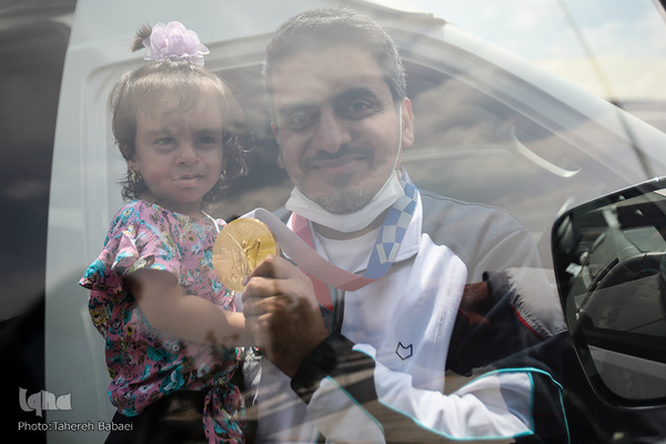 استقبال از جواد فروغی در فرودگاه امام (ره)