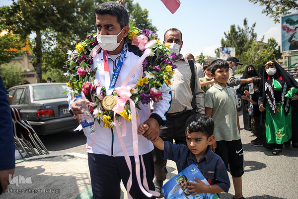 استقبال از جواد فروغی در فرودگاه امام (ره)