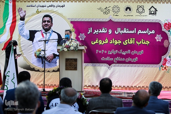 استقبال از جواد فروغی در فرودگاه امام (ره)