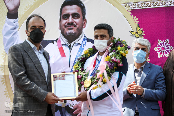 استقبال از جواد فروغی در فرودگاه امام (ره)