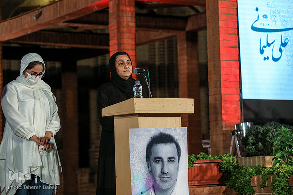 سهیلا جوادی در یادبود علی سلیمانی (همسرش)