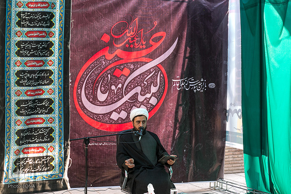 روضه‌خوانی مدافعان سلامت در فضای باز بیمارستان