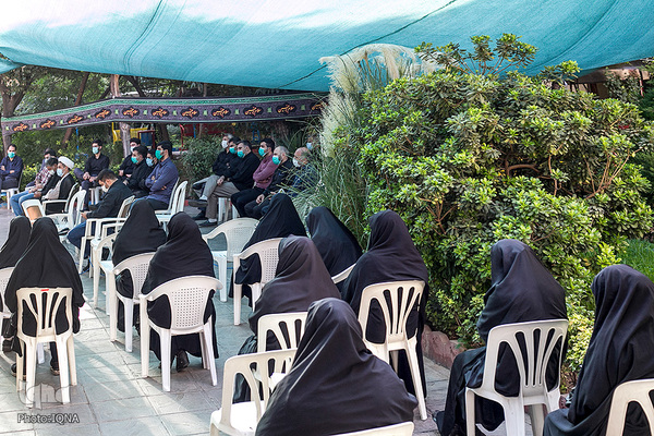 روضه‌خوانی مدافعان سلامت در فضای باز بیمارستان