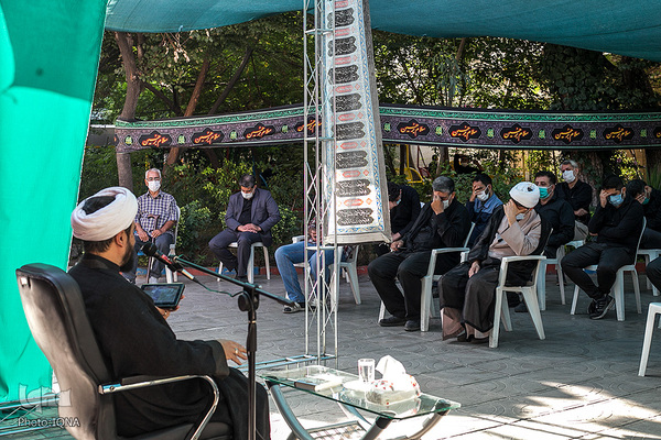 روضه‌خوانی مدافعان سلامت در فضای باز بیمارستان