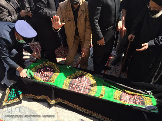 مراسم تشییع پیکر علامه محمدرضا حکیمی در حرم مطهر رضوی