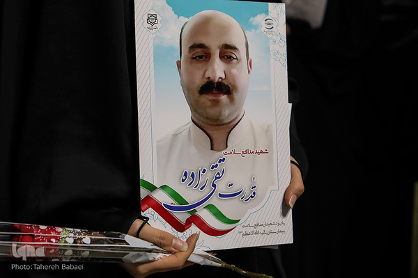 تجلیل و تکریم از مقام شامخ پرستاران و مدافعان سلامت به‌ویژه پرستاران نمونه قرآنی