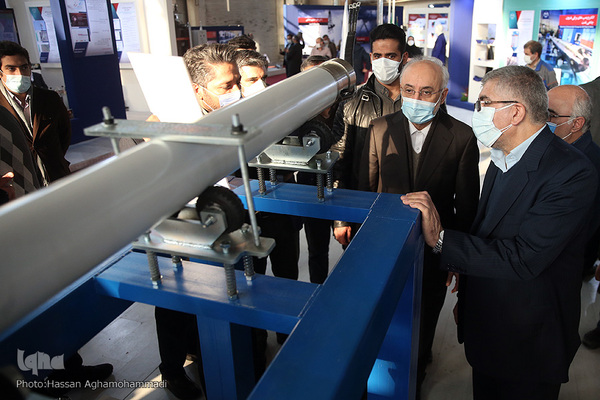 بازدید علی اکبر صالحی، قائم مقام فرهنگستان زبان و ادبیات فارسی از نمایشگاه توانمندی‌ها و دستاوردهای جهاددانشگاهی