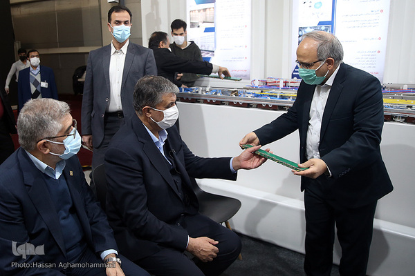بازدید محمد اسلامی، رییس سازمان انرژی اتمی از نمایشگاه توانمندی‌ها و دستاوردهای جهاددانشگاهی