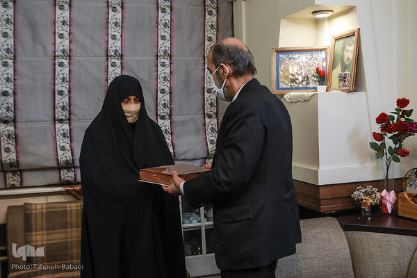 تقدیر از لاله افتخاری توسط محمدعلی خواجه‌پیری، پیشکسوت قرآنی 