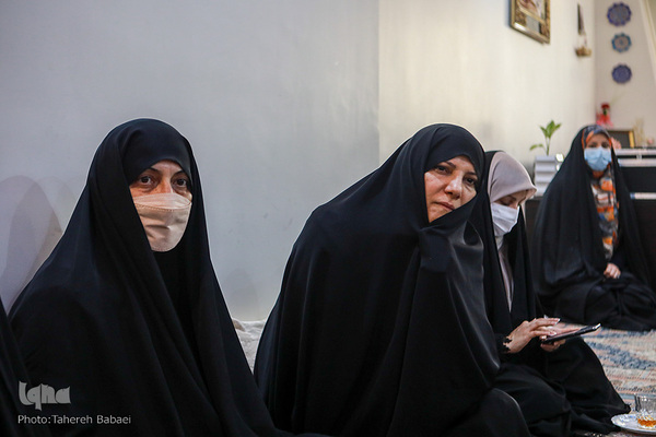 از سمت راست مریم حاج‌عبدالباقی، عضو هیئت اندیشه‌ورز و استاد دانشگاه و لاله افتخاری، رئیس هیئت اندیشه‌ورز بانوان قرآنی کشور در منزل خانم حنانه خلفی 