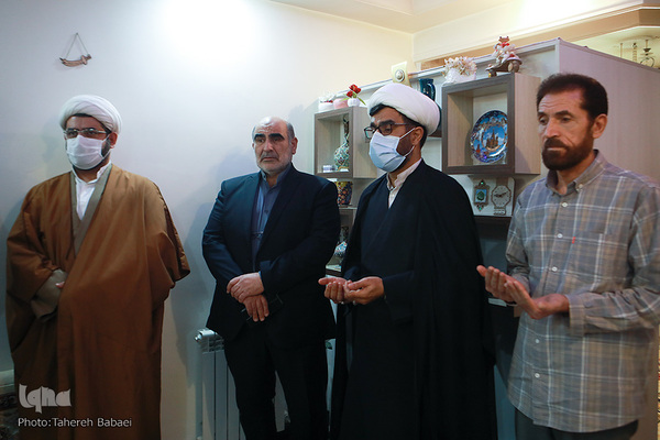 از سمت راست آقای خلفی پدر حنانه خلفی ، حجت‌الاسلام  شفیعی، مدیر اداره ارتباطات و امور استان‌های سازمان دارالقرآن الکریم،  جواد خسروی، قائم مقام قرارگاه خادمان و یاوران قرآنی و حجت اسلام مهدی اخوان‌صباغ، رئیس سازمان دارالقرآن الکریم 