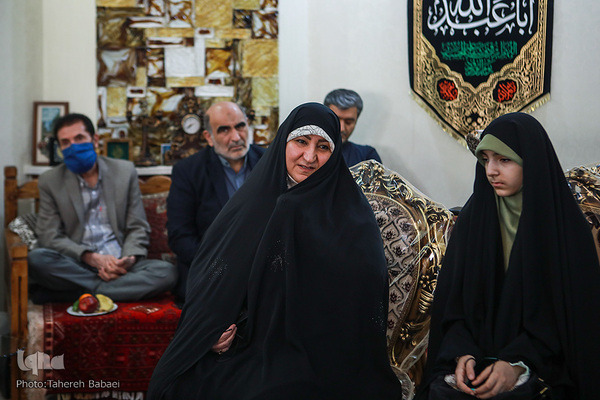 از سمت راست حنانه خلفی، حافظ قرآن، زهرا ناظری، خواهر سردار شهید محمد ناظری، جواد خسروی، قائم مقام قرارگاه خادمان و یاوران قرآنی و آقای خلفی  