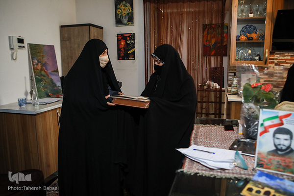 تقدیر از مریم رضا قدیری توسط  لاله افتخاری، رئیس هیئت اندیشه‌ورز بانوان قرآنی کشور