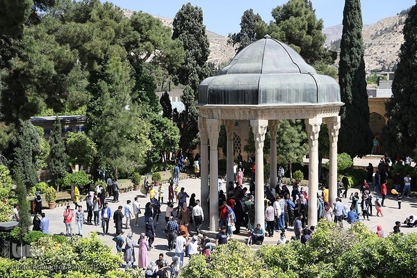 بازدید مسافران نوروزی از آرامگاه حافظ‎‎