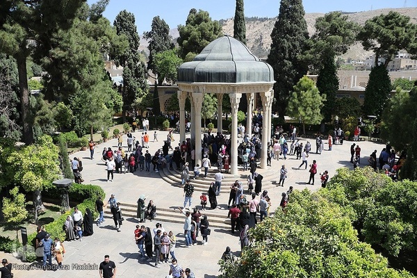 بازدید مسافران نوروزی از آرامگاه حافظ‎‎