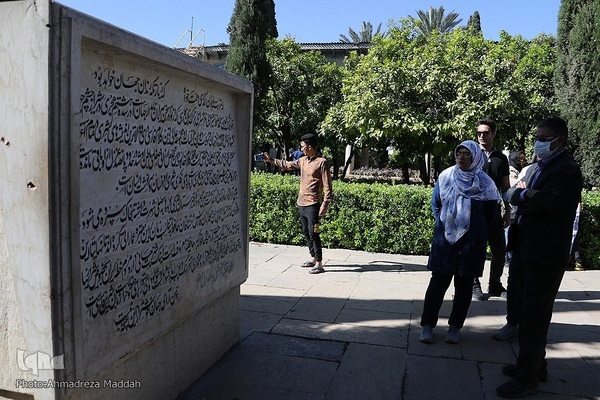 بازدید مسافران نوروزی از آرامگاه حافظ‎‎