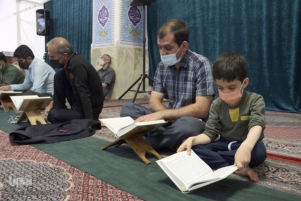 جزءخوانی و تفسیر قرآن در آستان مقدس علی ابن حمزه (ع) شیراز‎‎