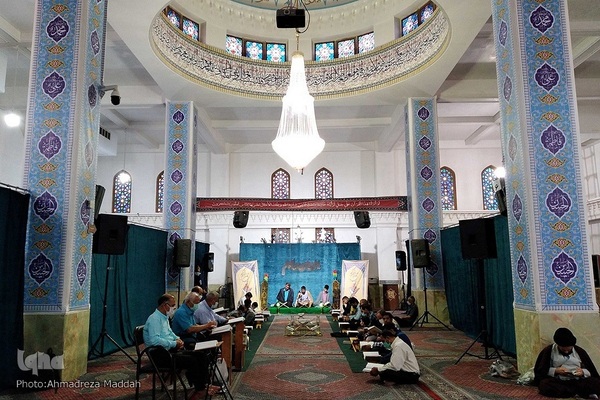 جزءخوانی و تفسیر قرآن در آستان مقدس علی ابن حمزه (ع) شیراز‎‎