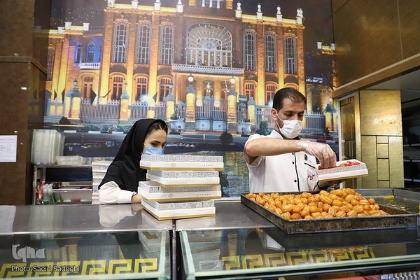 پخت نان و شیرینی افطار در تبریز‎‎