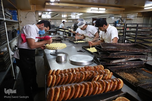پخت نان و شیرینی افطار در تبریز‎‎
