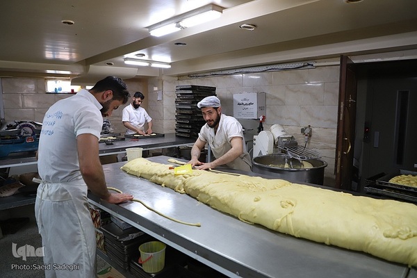 پخت نان و شیرینی افطار در تبریز‎‎