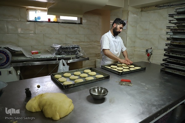 پخت نان و شیرینی افطار در تبریز‎‎