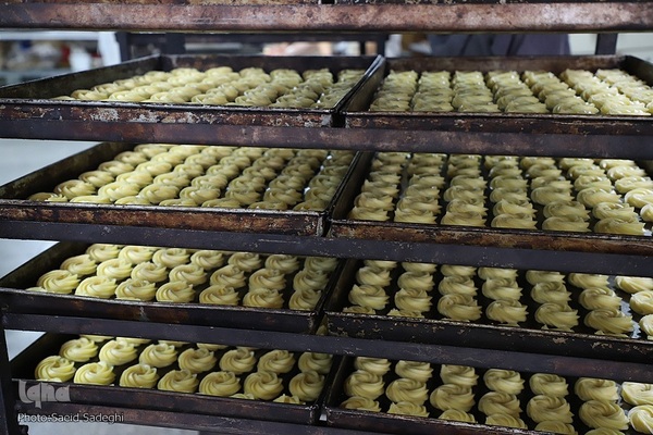 پخت نان و شیرینی افطار در تبریز‎‎