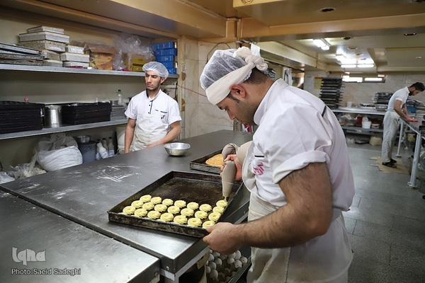 پخت نان و شیرینی افطار در تبریز‎‎