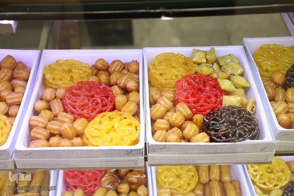 پخت نان و شیرینی افطار در تبریز‎‎