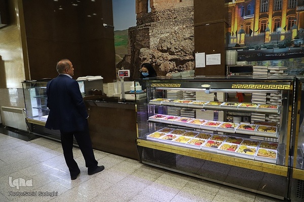 پخت نان و شیرینی افطار در تبریز‎‎