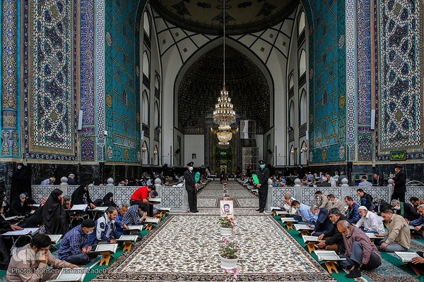 جزء‌خوانی قرآن کریم در حرم مطهر رضوی