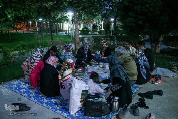 سفره‌های ساده افطار در پارک حجاب مشهد