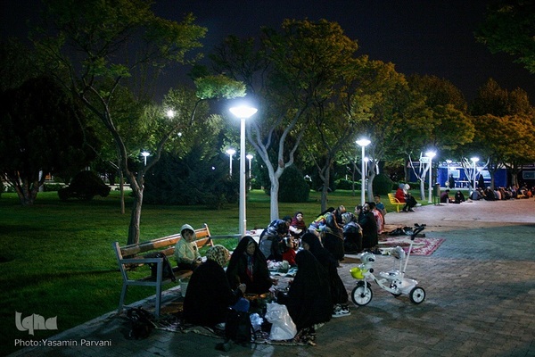 سفره‌های ساده افطار در پارک حجاب مشهد