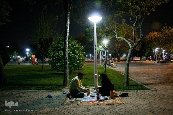 سفره‌های ساده افطار در پارک حجاب مشهد