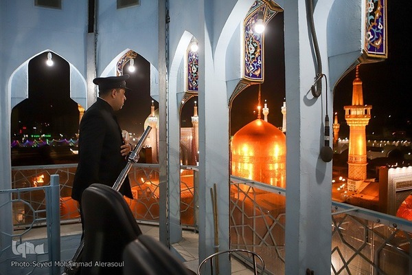 نقاره‌زنی سحرگاهی در حرم رضوی