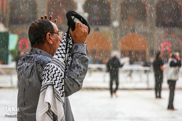 برکت باران در ماه مبارک رمضان در حرم حضرت علی(ع)