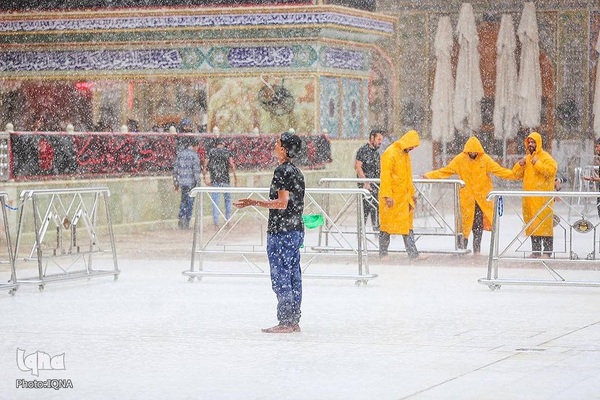 برکت باران در ماه مبارک رمضان در حرم حضرت علی(ع)