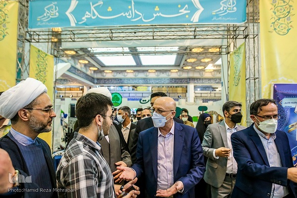 بازدید وزیر علوم از نمایشگاه قرآن