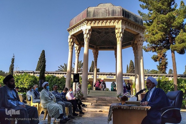 محفل قرآنی در آرامگاه حافظ
