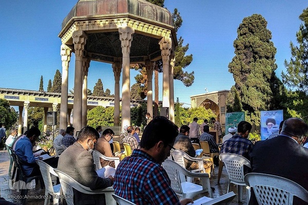 محفل قرآنی در آرامگاه حافظ