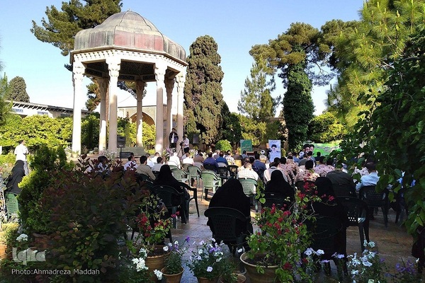 محفل قرآنی در آرامگاه حافظ