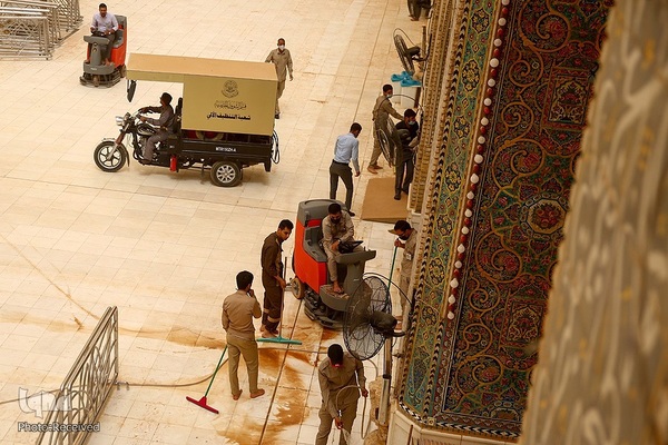 شست و شوی صحن و سرای حرم حضرت علی(ع) از گرد و غبار طوفان شن