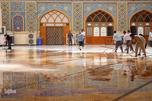 شست و شوی صحن و سرای حرم حضرت علی(ع) از گرد و غبار طوفان شن