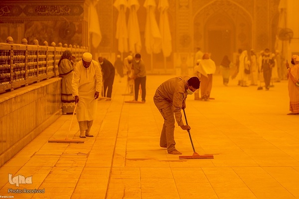 شست و شوی صحن و سرای حرم حضرت علی(ع) از گرد و غبار طوفان شن