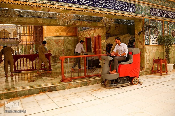 شست و شوی صحن و سرای حرم حضرت علی(ع) از گرد و غبار طوفان شن