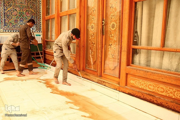 شست و شوی صحن و سرای حرم حضرت علی(ع) از گرد و غبار طوفان شن