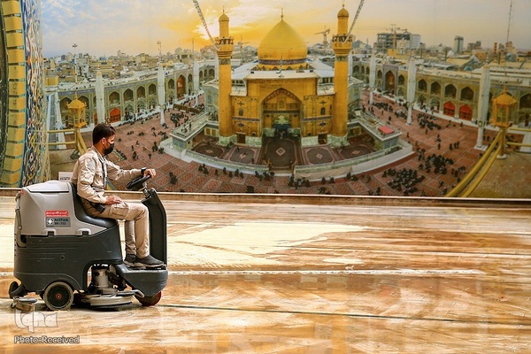 شست و شوی صحن و سرای حرم حضرت علی(ع) از گرد و غبار طوفان شن