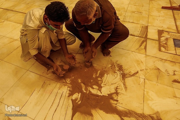 شست و شوی صحن و سرای حرم حضرت علی(ع) از گرد و غبار طوفان شن